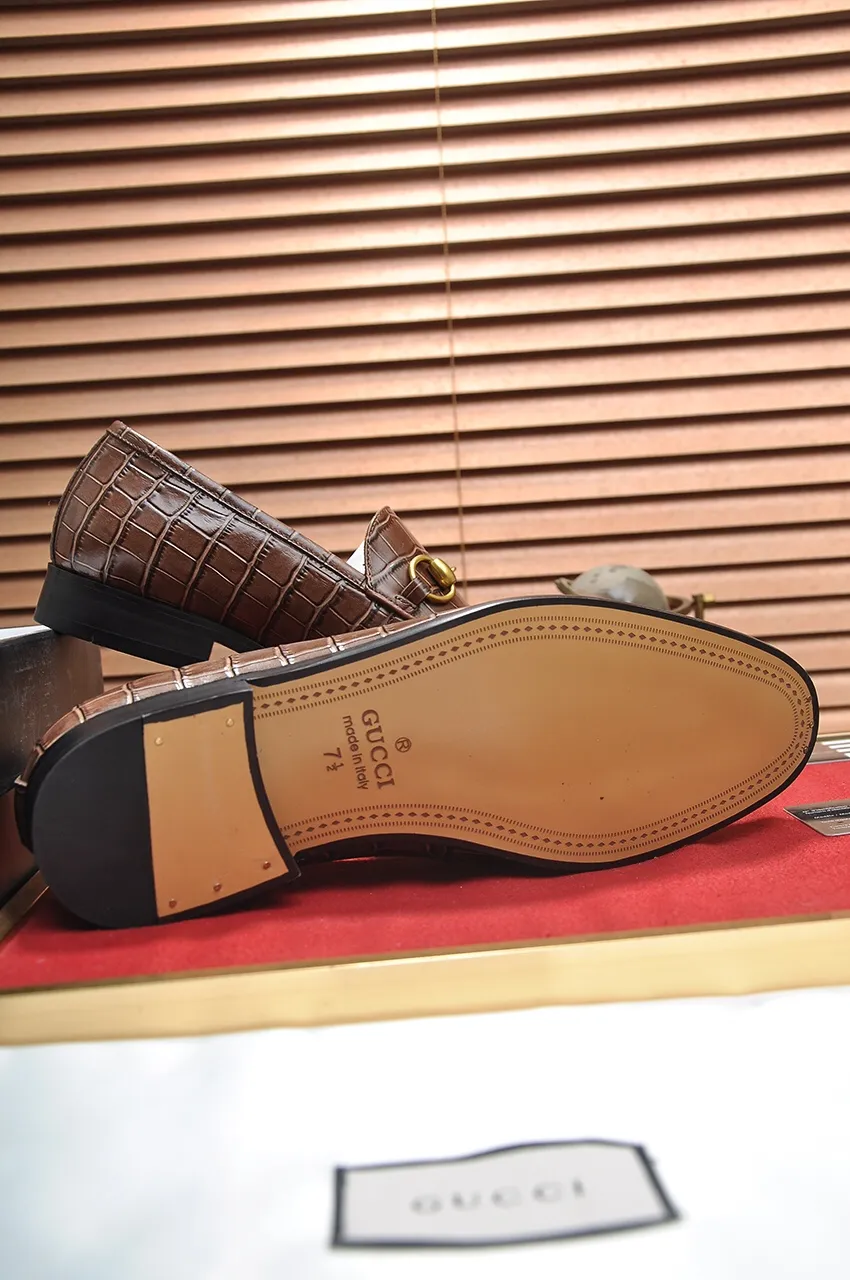 Men's shoes💰500💶Italy's top luxury men's shoe giant (GUCCI) (Gucci) (full cowhide lining) new arrival🍃Original European style🔰 Pleasant to the eye😍In order to make the shoes more durable and non-deformable🌀The production continues to follow traditional methods but there is still no lack of innovation💪Choose original sheepskin for the leather♻️ Smooth and natural And extra bright ⭐Made of imported cowhide, the first choice of rich people 38-45 (45 customized)